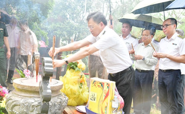 Tổng Kiểm toán nhà nước và Đoàn công tác dâng hương viếng mộ Đại tướng Võ Nguyên Giáp