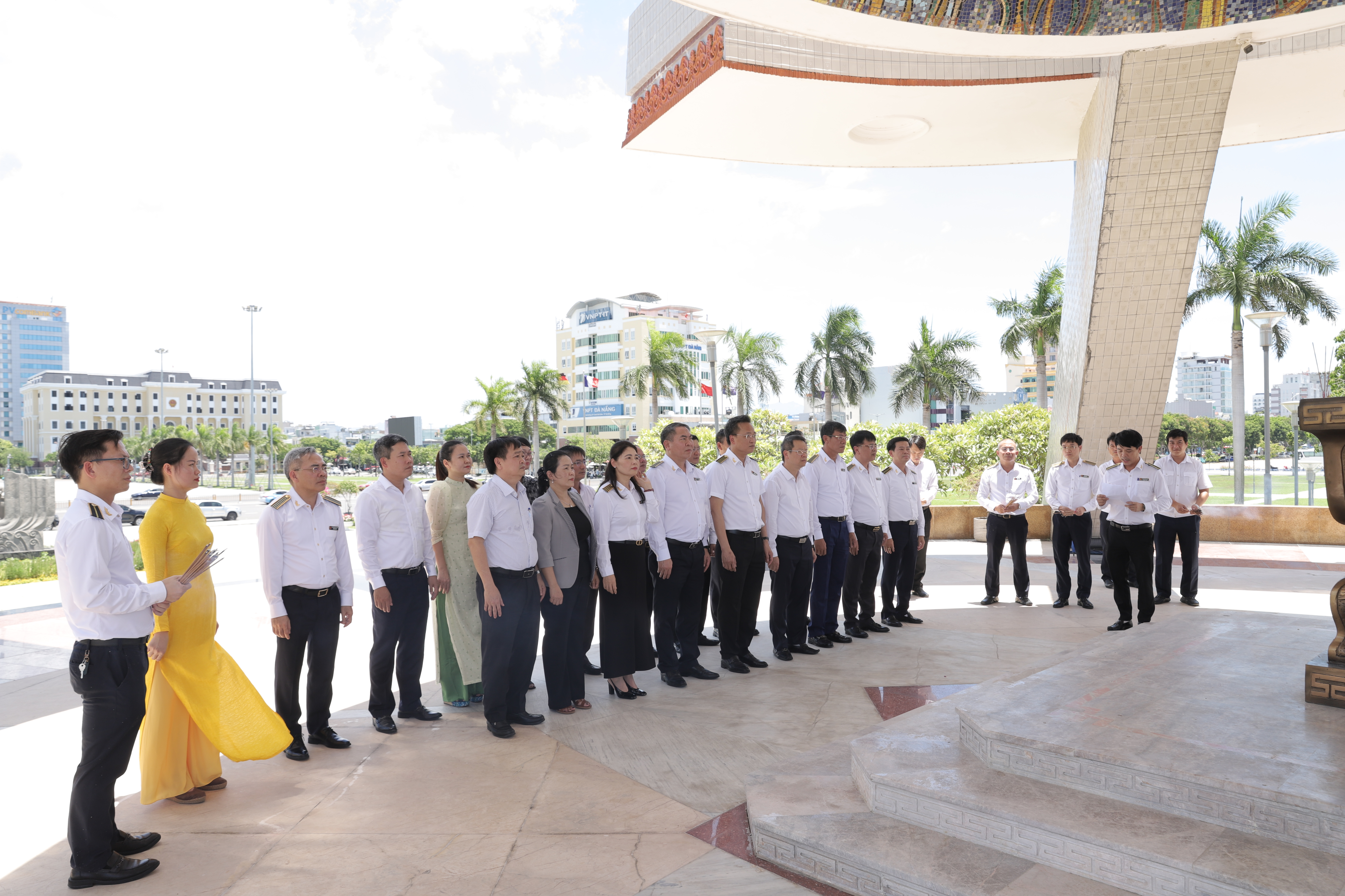 Tổng Kiểm toán nhà nước dâng hương tri ân các Anh hùng liệt sĩ, thăm gia đình chính sách tại Đà Nẵng