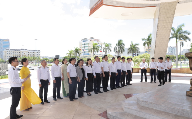 Tổng Kiểm toán nhà nước dâng hương tri ân các Anh hùng liệt sĩ, thăm gia đình chính sách tại Đà Nẵng