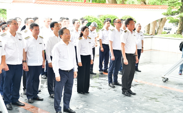 Tổng Kiểm toán nhà nước và Đoàn công tác dâng hương tại Ngã ba Đồng Lộc