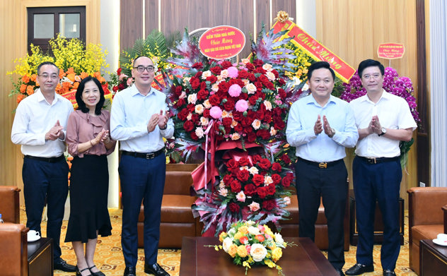 Phó Tổng Kiểm toán nhà nước Bùi Quốc Dũng chúc mừng các cơ quan thông tấn, báo chí