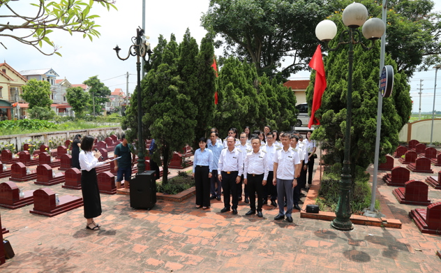 Trường Đào tạo và Bồi dưỡng nghiệp vụ kiểm toán dâng hương tri ân các Anh hùng liệt sĩ
