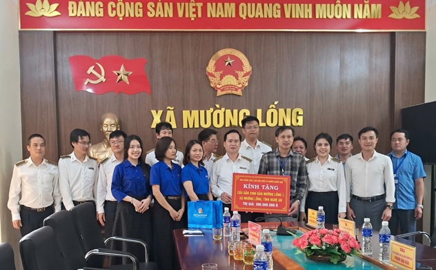 Văn phòng Kiểm toán nhà nước trao tặng cầu dân sinh cho xã vùng cao Nghệ An