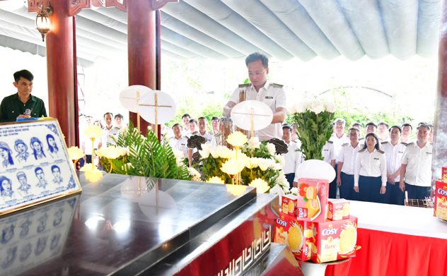 Đảng ủy Kiểm toán nhà nước dâng hoa, dâng hương tưởng niệm Chủ tịch Hồ Chí Minh và các Anh hùng liệt sĩ tại Nghệ An