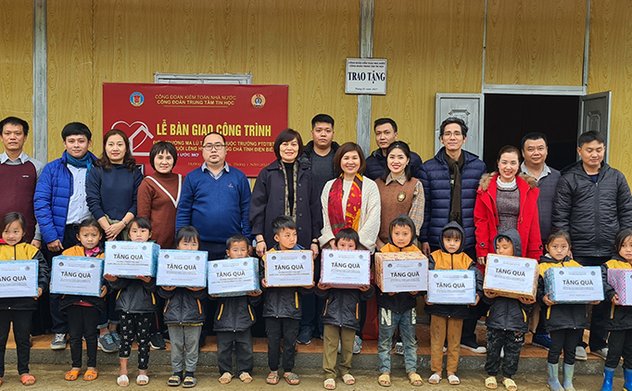 Trung tâm tin học KTNN trao tặng công trình xây dựng điểm trường Tiểu học Ma Lù Thàng 2 tại Mường Chà, tỉnh Điện Biên