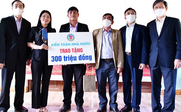 Đoàn công tác của Kiểm toán nhà nước thăm, tặng quà các gia đình có hoàn cảnh khó khăn, người yếu thế tại tỉnh Quảng Nam