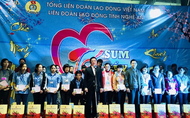 Tổng Kiểm toán nhà nước Hồ Đức Phớc và Công đoàn KTNN tặng quà tết cho công nhân và hộ gia đình khó khăn tại Nghệ An