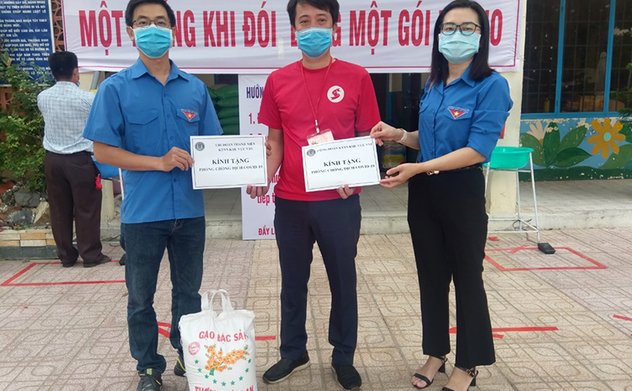 KTNN khu vực VIII tặng gạo cho ATM gạo của Hội Chữ thập đỏ Nha Trang