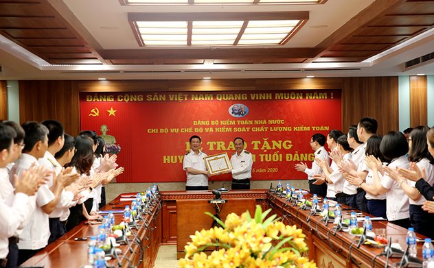 Trao Huy hiệu 30 năm tuổi Đảng cho Phó Tổng Kiểm toán nhà nước Đoàn Xuân Tiên