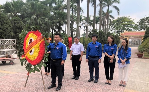 KTNN chuyên ngành II tổ chức lễ dâng hương tại Đài tưởng niệm Nghĩa trang Liệt sỹ thành phố Hà Nội