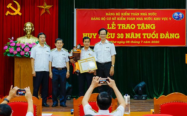 Đảng bộ cơ sở KTNN khu vực V trao Huy hiệu 30 năm tuổi Đảng cho đảng viên