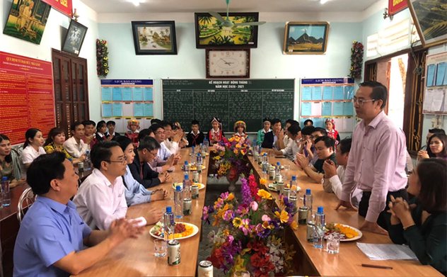 Công đoàn, đoàn thanh niên Vụ Tổng hợp tặng quà tại trường Phổ thông dân tộc nội trú Trung học cơ sở huyện Xí Mần, tỉnh Hà Giang