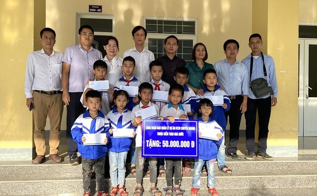 Công đoàn Ban Quản lý dự án ĐTXD chuyên ngành KTNN thăm và tặng quà người dân vùng lũ tại miền Trung