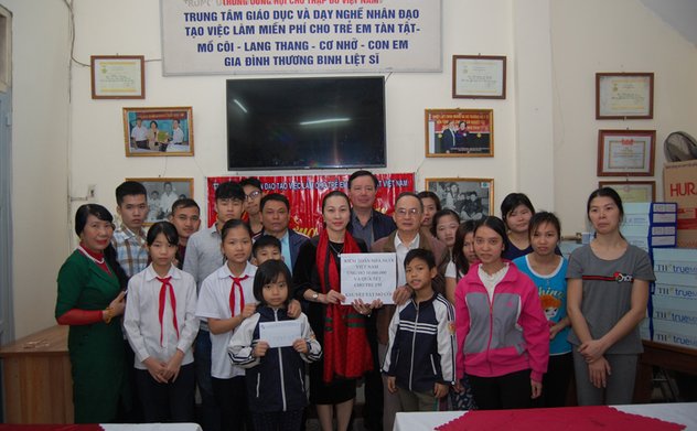 Công đoàn Kiểm toán nhà nước tặng quà cho Trung tâm Dạy nghề nhân đạo tạo việc làm cho trẻ em tàn tật Việt Nam