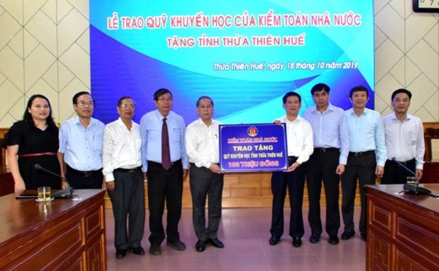 Tổng Kiểm toán nhà nước Hồ Đức Phớc trao tặng Quỹ Khuyến học tỉnh Thừa Thiên Huế 100 triệu đồng