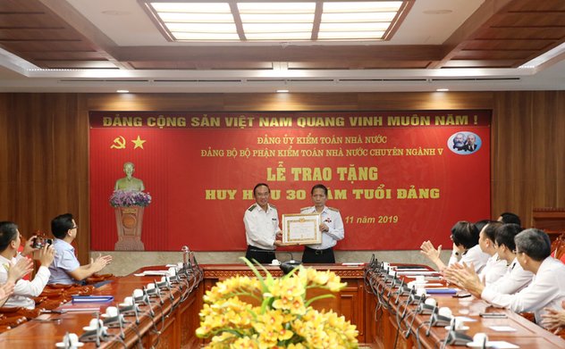 Trao Huy hiệu 30 năm tuổi đảng cho đồng chí Lê Huy Trọng – Bí thư Đảng bộ bộ phận KTNN chuyên ngành V