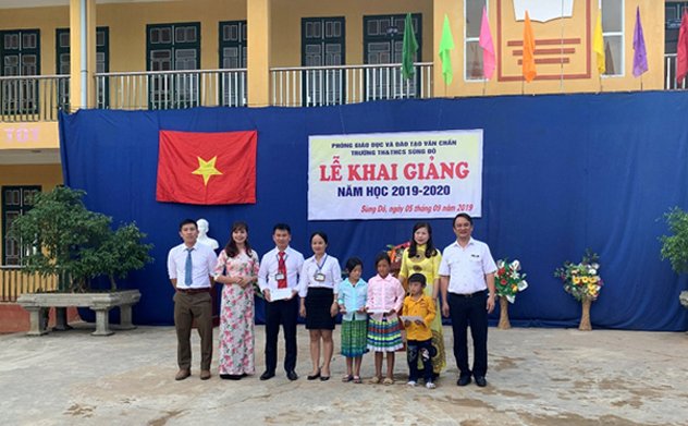 Hỗ trợ máy tính và trao học bổng cho học sinh nghèo vượt khó tại trường Tiểu học và THCS Sùng Đô, Văn Chấn, Yên Bái