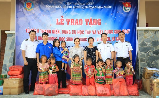 Đoàn Thanh niên Kiểm toán nhà nước trao tặng "Tủ sách thanh niên" tại Vị Xuyên, Hà Giang