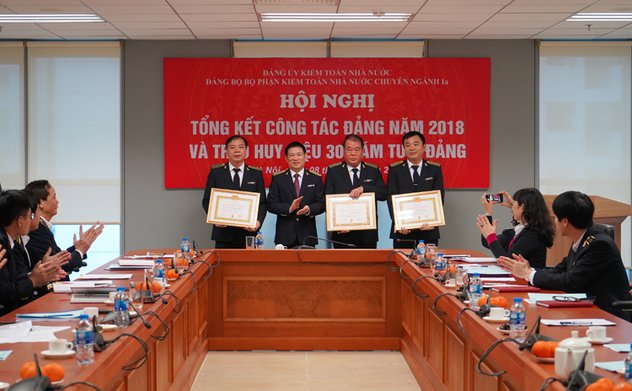 KTNN trao Huy hiệu 30 năm tuổi Đảng cho đảng viên thuộc Đảng bộ bộ phận KTNN chuyên ngành Ia