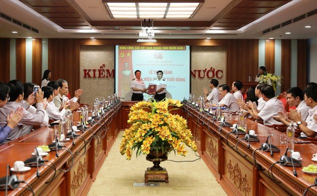 Đảng bộ bộ phận KTNN chuyên ngành Ib trao Huy hiệu 30 năm tuổi Đảng cho đồng chí Đặng Việt Dũng