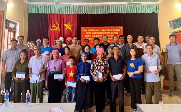 Công đoàn Ban Quản lý dự án ĐTXD chuyên ngành thăm và tặng quà các gia đình chính sách, hộ nghèo tại Yên Bái ​