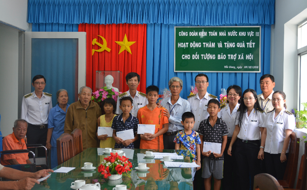 KTNN khu vực IX thăm, tặng quà Tết các đối tượng chính sách, xã hội tại tỉnh Tiền Giang