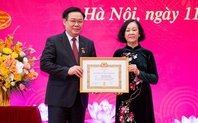 Trao Huy hiệu 40 năm tuổi Đảng tặng Chủ tịch Quốc hội Vương Đình Huệ