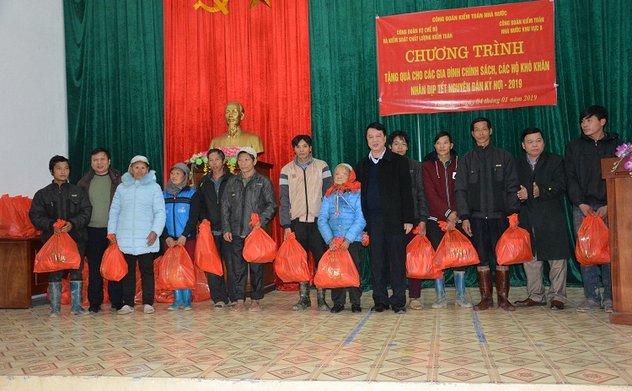 Vụ Chế độ và Kiểm soát chất lượng kiểm toán tặng quà cho các gia đình chính sách tại Cao Bằng nhân dịp Tết 2019